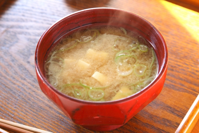 レシピ3：納豆とめかぶ入り、ネバネバ味噌汁